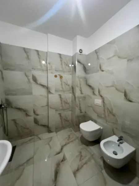 Tirane, jepet me qera apartament 2+1 Kati 4, 109 m² (YZBERISHT)
