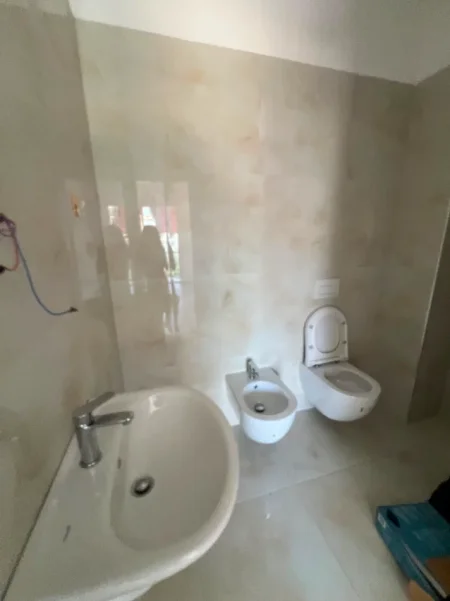 Tirane, jepet me qera apartament 2+1 Kati 4, 109 m² (YZBERISHT)