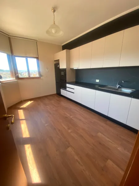Tirane, jepet me qera ambjent biznesi Kati 10, 150 m² 2.500 € (ish blloku)