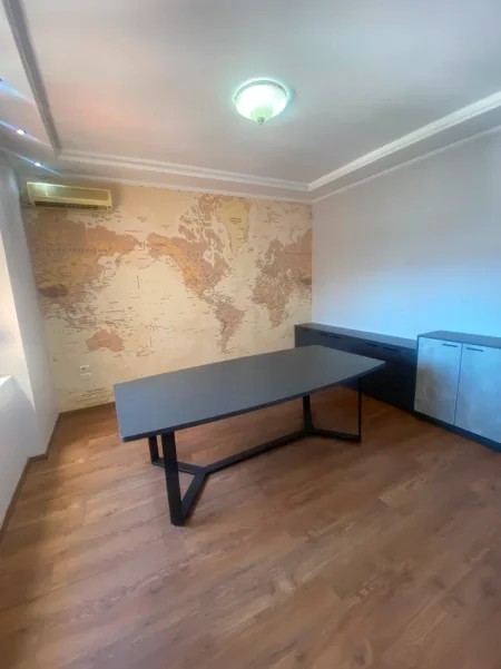 Tirane, jepet me qera zyre Kati 10, 150 m² 2.500 € (ish blloku)