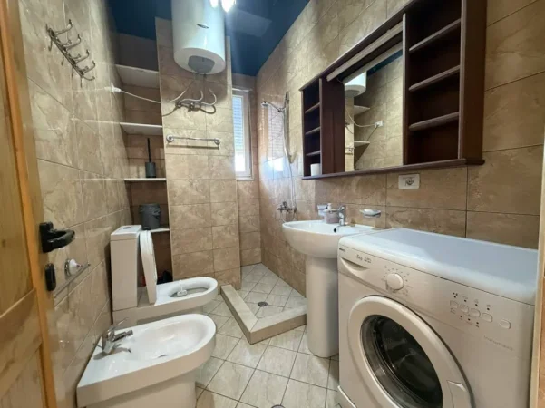 Tirane, jepet me qera apartament 1+1+Ballkon Kati 6, 60 m² 600 € (Blloku i Ambasadave, Tirane)