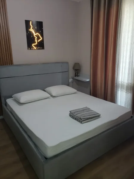 Tirane, jepet me qera apartament 1+1+Aneks+Ballkon Kati 2, 450 € (rruga ali demi)