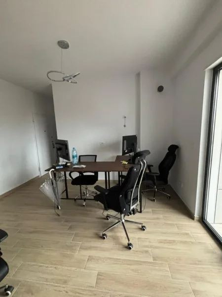 Tirane, shes Tavolina Profesionale në Shitje- Oferta për Biznese 80 €