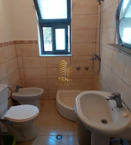 Tirane, jepet me qera apartament 3+1 Kati 1, 90 m² 400 € (Allias)