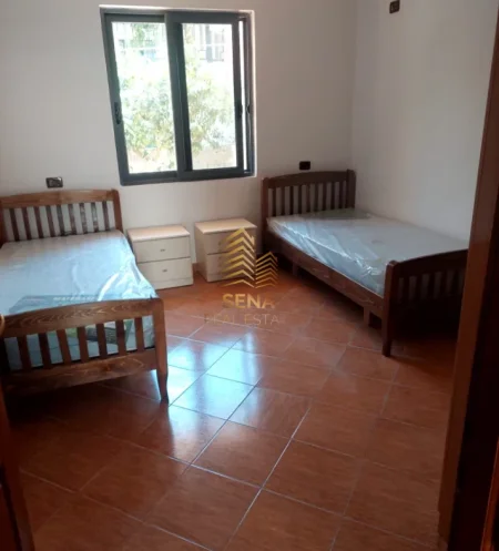 Tirane, jepet me qera apartament 3+1 Kati 1, 90 m² 400 € (Allias)