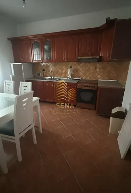 Tirane, jepet me qera apartament 3+1 Kati 1, 90 m² 400 € (Allias)