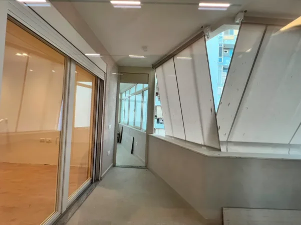 Tirane, jepet me qera zyre Kati 9, 122 m² 1.500 € (Ish Ekspozita)