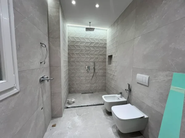 Tirane, jepet me qera zyre Kati 9, 122 m² 1.500 € (Ish Ekspozita)