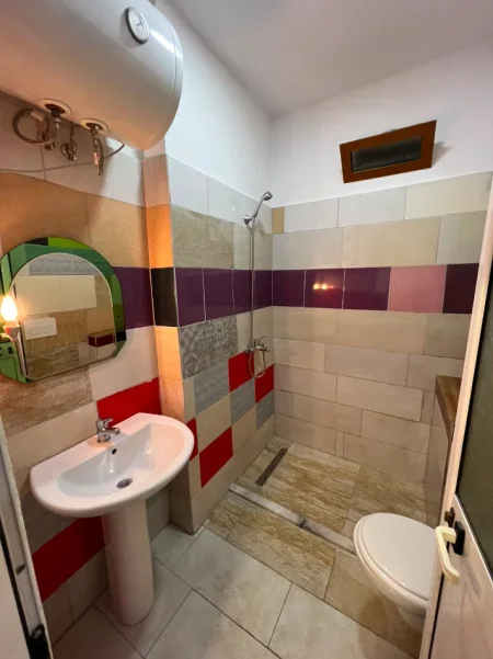 Tirane, jap me qera garsonier 1+1 Kati 0, 45 m² 400 € 