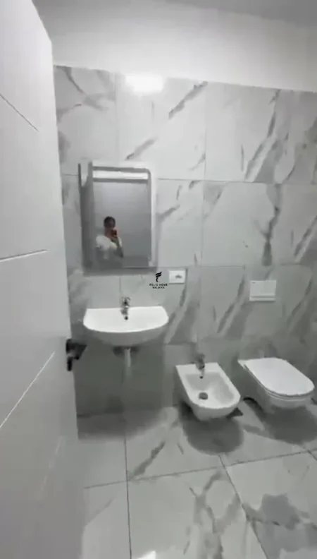 Tirane, jepet me qera apartament 3+1 Kati 4, 115 m² 700 € (5 MAJI)
