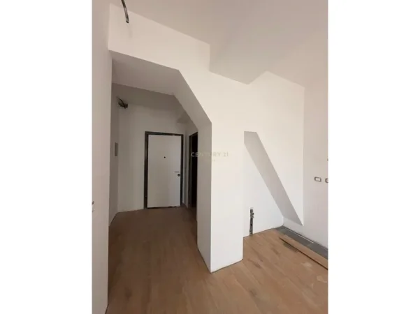 Tirane, shitet garsonier Kati 11, 40 m² 118.000 € (rruga e kavajes , 21 dhjetori)