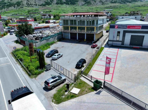 Korce, shitet nga Pronari, pa-komision ambjent biznesi Kati 0, 3.300 m² (Rruga Korce-Dishnice)