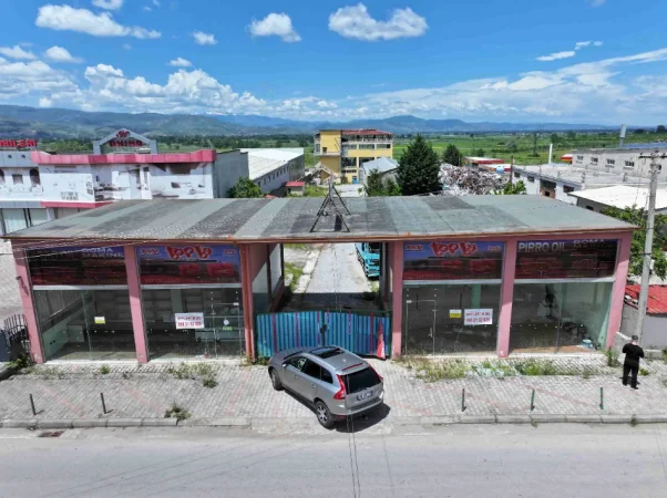 Korce, shitet nga Pronari, pa-komision ambjent biznesi Kati 0, 3.300 m² (Rruga Korce-Dishnice)