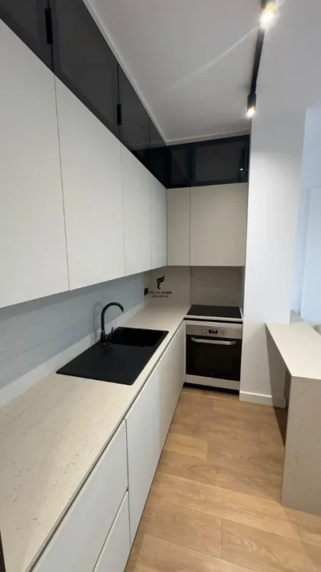 Tirane, jepet me qera apartament 1+1 Kati 8, 70 m² 800 € (PORCELAN)
