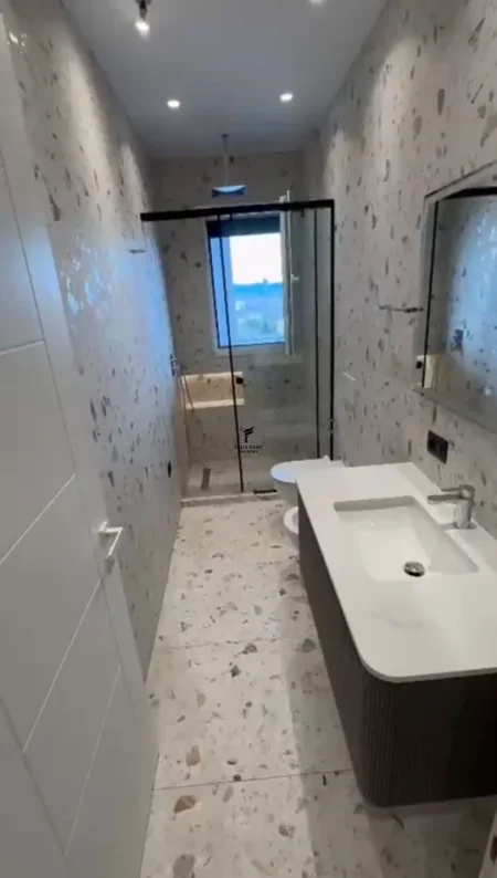 Tirane, jepet me qera apartament 1+1 Kati 8, 70 m² 800 € (PORCELAN)