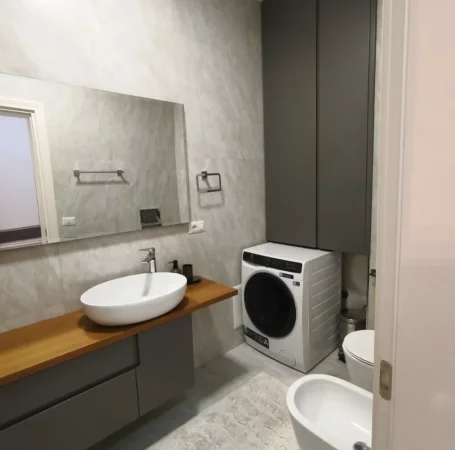 Tirane, jepet me qera apartament 1+1 , 85 m² 1.100 € 
