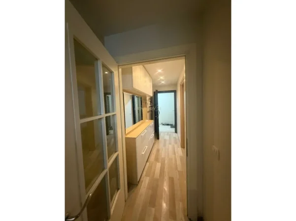 Tirane, jepet me qera apartament 2+1 Kati 2, 76 m² 650 € (rruga reshit petrela)