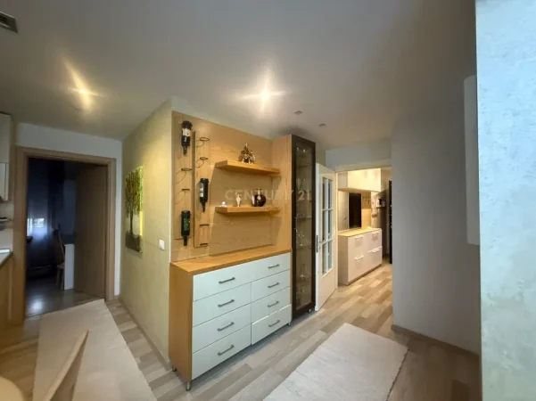 Tirane, jepet me qera apartament 2+1 Kati 2, 76 m² 650 € (rruga reshit petrela)