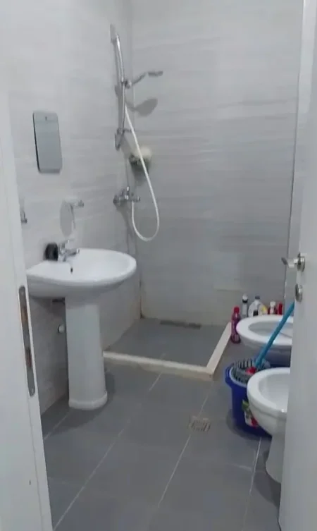 Tirane, jepet me qera apartament 1+1+Ballkon Kati 5, 66 m² 600 € (ISH PARKU)