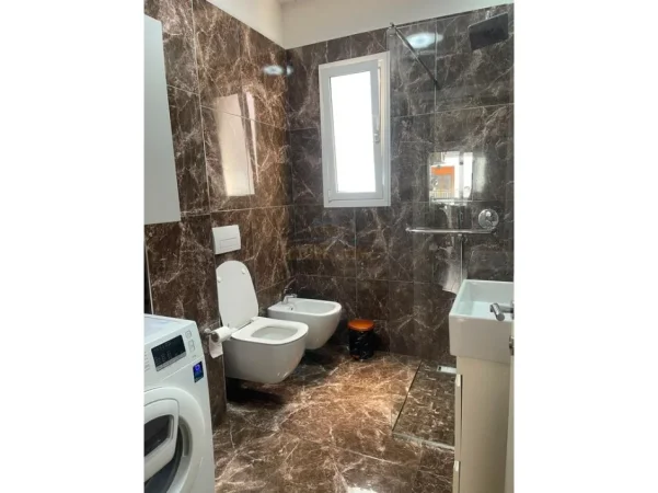 Tirane, jepet me qera apartament 2+1 , 80 m² 643 € (yzberisht)