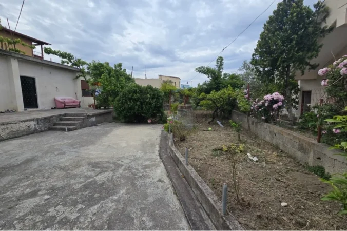 Vlore, shitet shtepi 1+1+Ballkon Kati 1, 326 m² 100.000 € (Haxhi xhyheri - Pran auto lyerje makinash - Rruga Gjergj Kastrioti, Vlorë)
