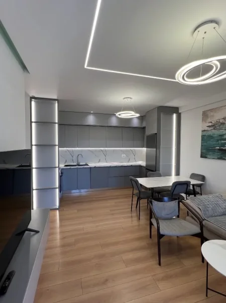 Tirane, jepet me qera apartament 2+1+Ballkon Kati 9, 93 m² 750 € (5 MAJI)