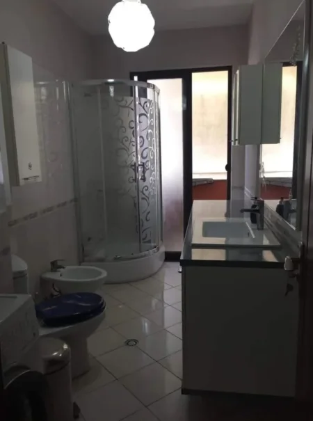 Tirane, jepet me qera apartament 2+1+Ballkon Kati 3, 110 m² 550 € (ASTIR)