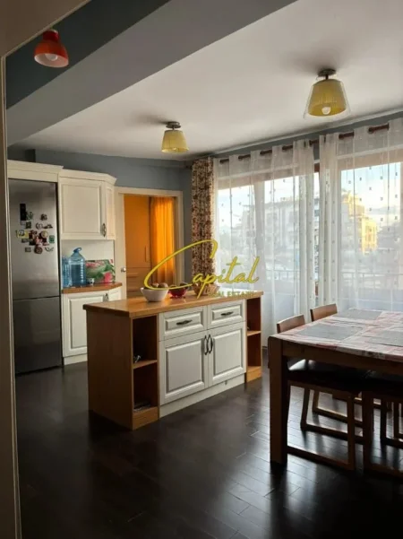Tirane, jepet me qera apartament 3+1 Kati 6, 125 m² 1.000 € (QENDER)