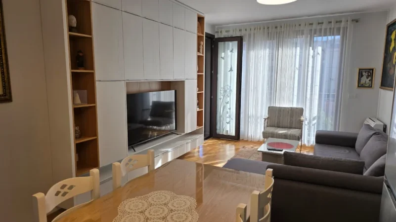 Tirane, jepet me qera apartament 1+1+Ballkon Kati 3, 77 m² 1.050 € (QENDER BARDHOK BIBA)