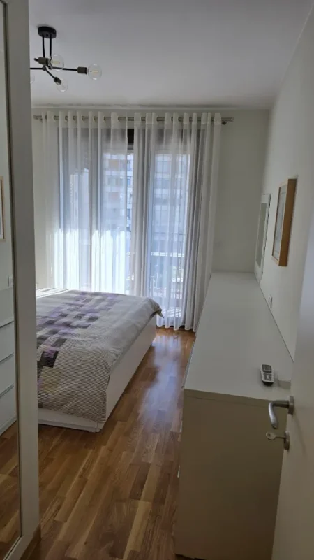 Tirane, jepet me qera apartament 1+1+Ballkon Kati 3, 77 m² 1.050 € (QENDER BARDHOK BIBA)