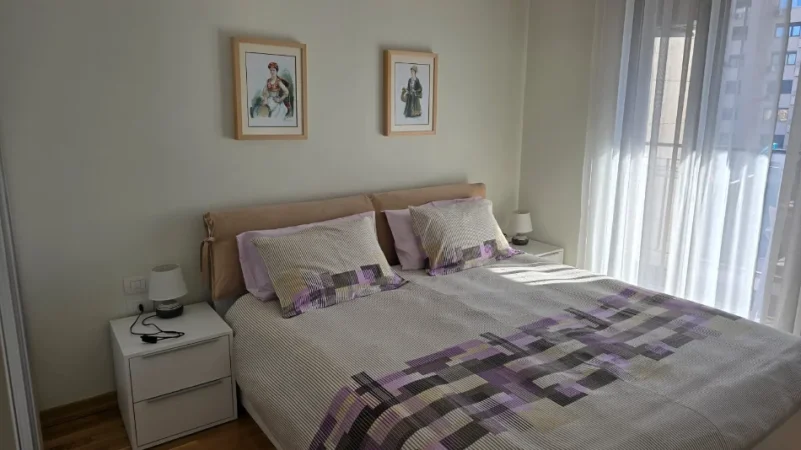 Tirane, jepet me qera apartament 1+1+Ballkon Kati 3, 77 m² 1.050 € (QENDER BARDHOK BIBA)