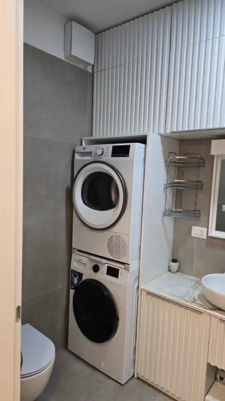 Tirane, jepet me qera apartament 1+1+Ballkon Kati 3, 77 m² 1.050 € (QENDER BARDHOK BIBA)