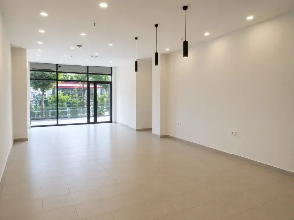 Tirane, shitet dyqan , 36 m² 130.000 € (PËRBALLË KOMPLEKSIT DELIJORGJI)