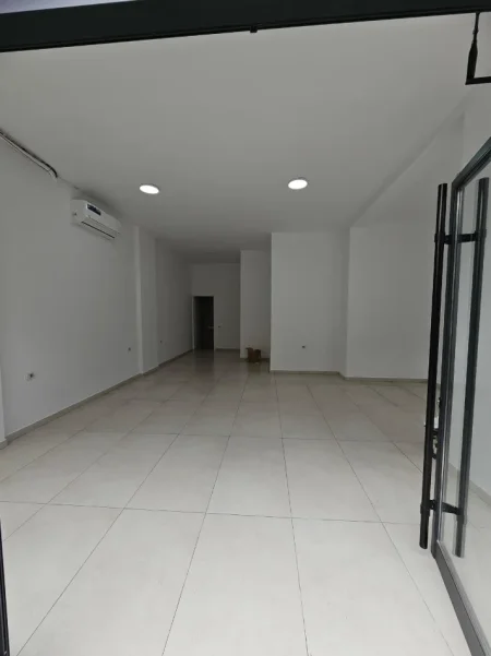 Tirane, jepet me qera dyqan Kati 0, 50 m² 500 € (DON BOSKO)