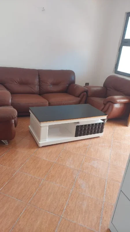 Tirane, jepet me qera apartament 3+1 Kati 1, 90 m² 400 € (rruga 5 maji)