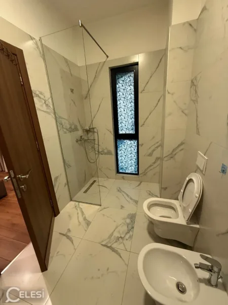 Tirane, jepet me qera apartament 2+1+Ballkon Kati 2, 113 m² 700 € (FARMACIA 10)