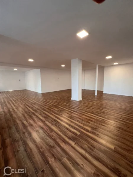 Tirane, jepet me qera ambjent biznesi Kati 2, 150 m² 1.800 € (LIQENI ARTIFICIAL)