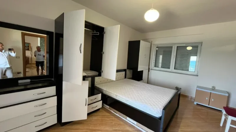 Durres, jepet me qira apartament 3+1+Ballkon Kati 4, 120 m²