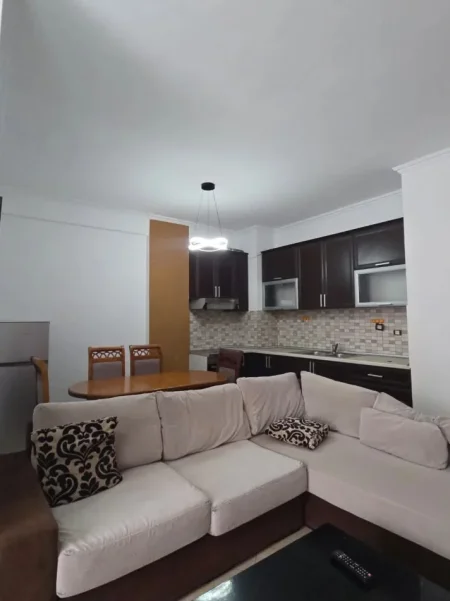 Tirane, jepet me qera apartament 2+1+Ballkon Kati 8, 80 m² 450 € (yzberisht)