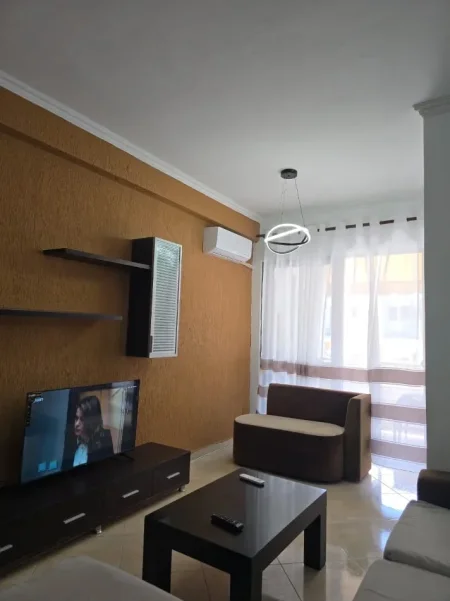 Tirane, jepet me qera apartament 2+1+Ballkon Kati 8, 80 m² 450 € (yzberisht)