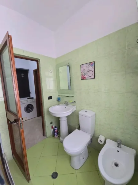 Tirane, jepet me qera apartament 2+1+Ballkon Kati 8, 80 m² 450 € (yzberisht)
