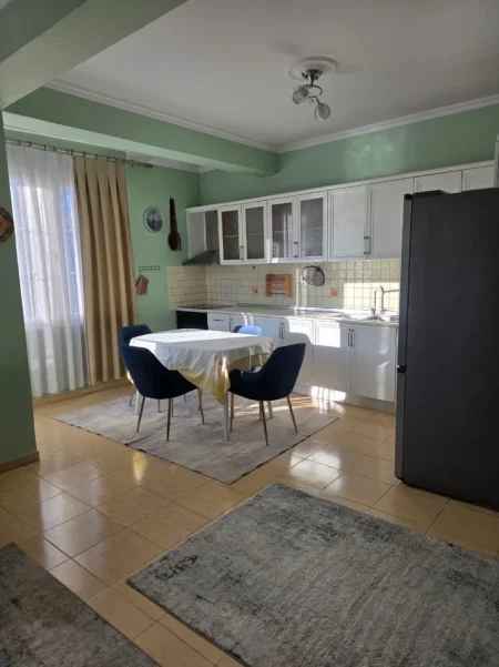 Tirane, jepet me qera apartament 2+1+Ballkon Kati 2, 100 m² 600 € (ALI DEMI)