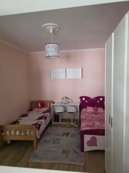 Tirane, jepet me qera apartament 2+1+Ballkon Kati 2, 100 m² 600 € (ALI DEMI)