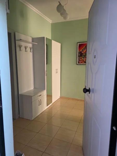 Tirane, jepet me qera apartament 2+1+Ballkon Kati 2, 100 m² 600 € (ALI DEMI)