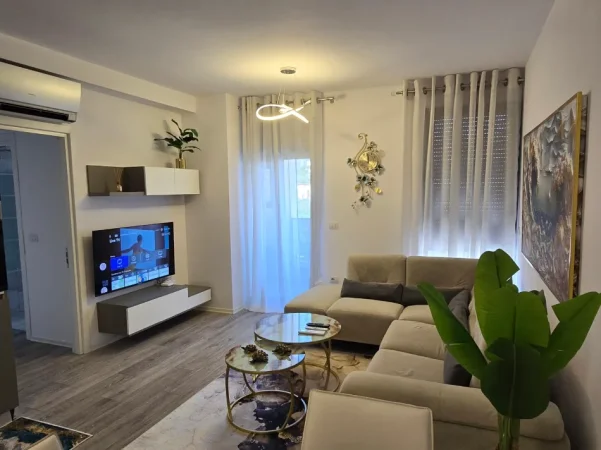 Tirane, jepet me qera apartament 1+1+Ballkon Kati 2, 64 m² 600 € (ALI DEMI)