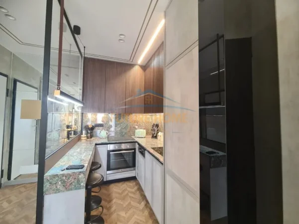 Tirane, jepet me qera apartament 1+1 Kati 21, 62 m² 1.100 € (Rruga e Kavajes)