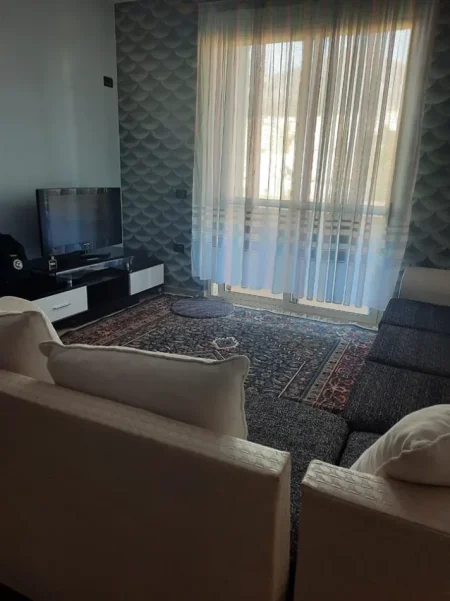 Tirane, jepet me qera apartament 1+1+Ballkon Kati 4, 67 m² 370 € (FRESKU)
