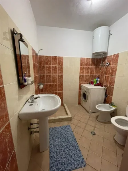 Tirane, jepet me qera apartament 1+1+Ballkon Kati 4, 67 m² 370 € (FRESKU)
