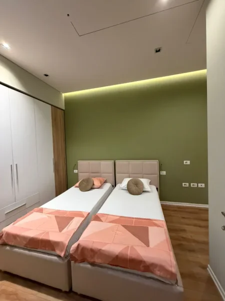Tirane, jepet me qera apartament 2+1+Aneks+Ballkon Kati 1, 92 m² 600 € (Yzberisht , misto mame)