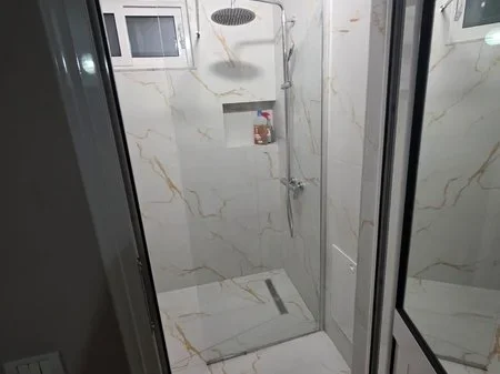 Tirane, jepet me qera apartament 2+1+Ballkon Kati 6, 64 m² 600 € (rruga 5 Maji)